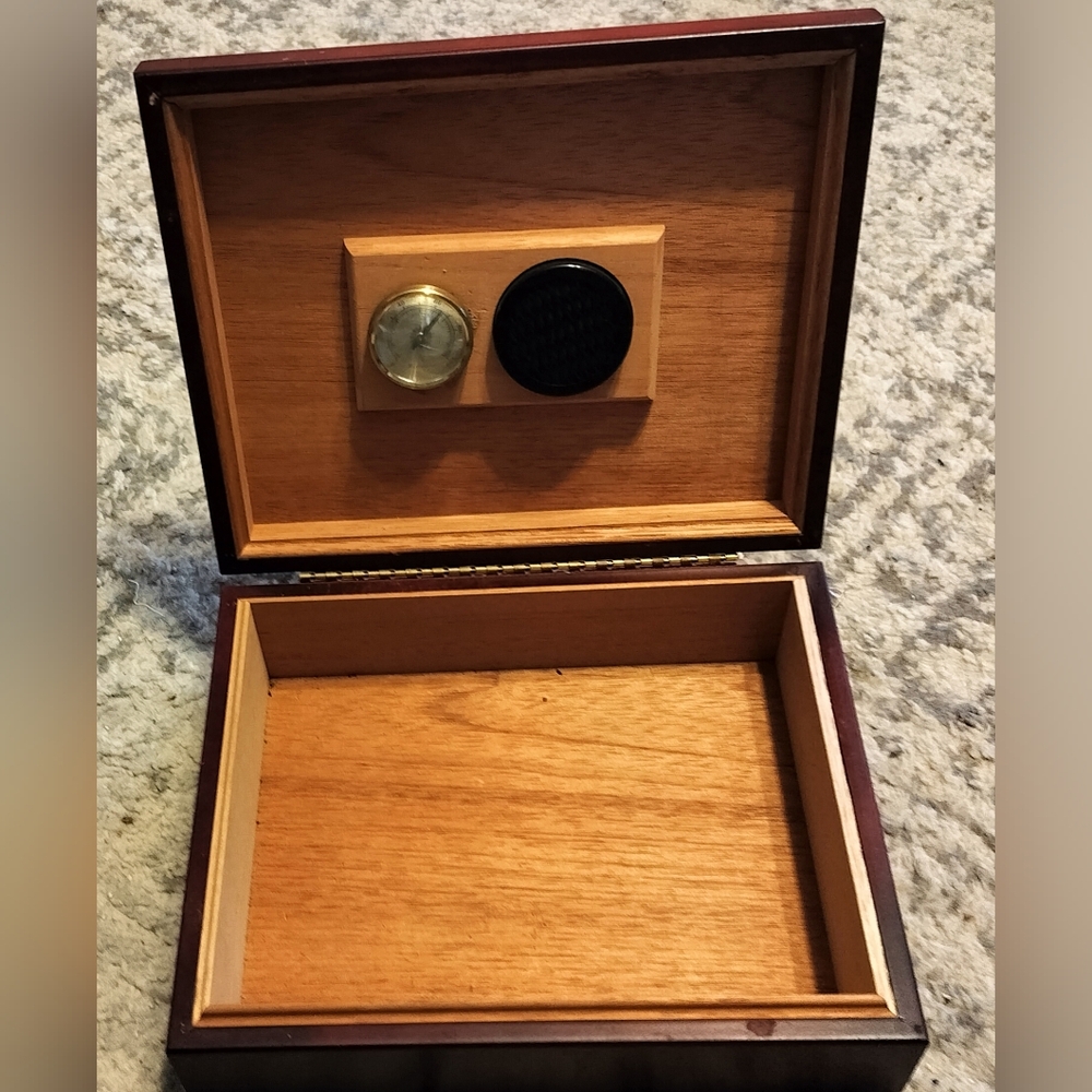 Wood Box/Humidor - Picture 2 of 4